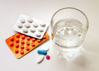 Sa ujë duhet të konsumojmë teksa pimë ilaçe?