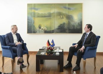 Kurti takohet me Roth: Nënshkruesi për qasje më të ashpër ndaj Serbisë