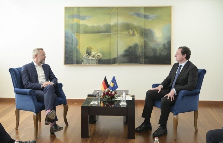 Kurti takohet me Roth: Nënshkruesi për qasje më të ashpër ndaj Serbisë