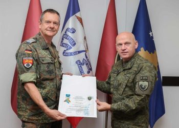 Jashari i jep medaljen ‘Shërbim Vetëmohues’ Majorit Stephan Stieber