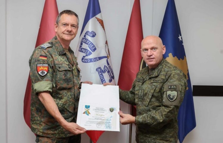 Jashari i jep medaljen ‘Shërbim Vetëmohues’ Majorit Stephan Stieber