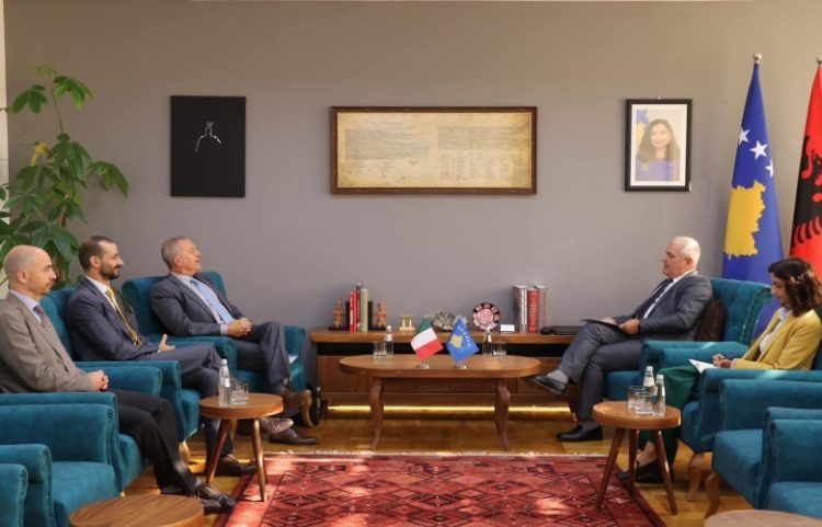 Sveçla takohet me ambasadorin italian: Kemi bashkëpunim të shkëlqyer