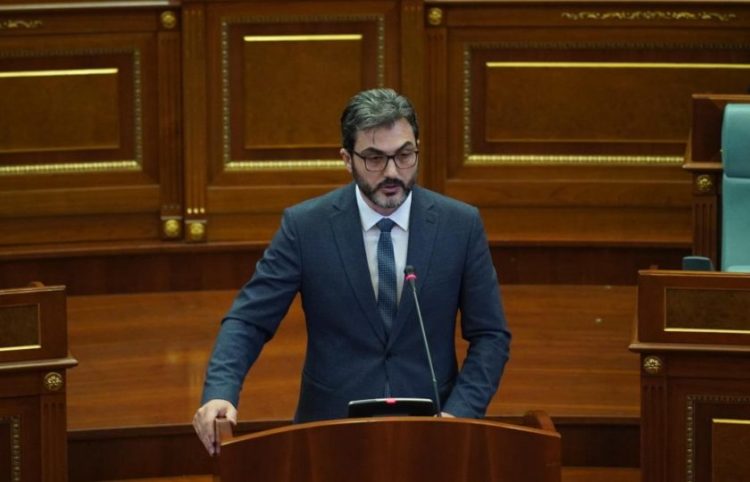 Profesori Gola: Opozita dëshironte të bënte spektakël, jo debat parlamentar për mësimin