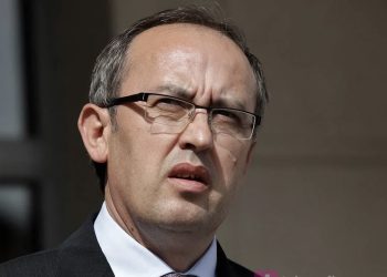 LDK rrugës së përçarjes, Hoti e pranon se po mendon ta rrëzojë Abdixhikun