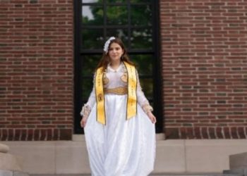 Shqiptarja diplomon në Universitetin e Harvardit me veshje kombëtare