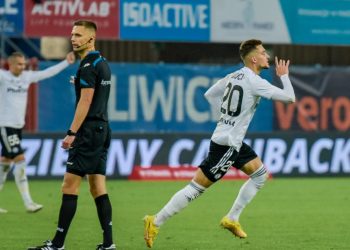 “Mbylle gojën” – Si e kapën kamerat Ernest Mucin duke sharë në gjuhen shqipe trajnerin serb që ia nxiu jetën te Legia