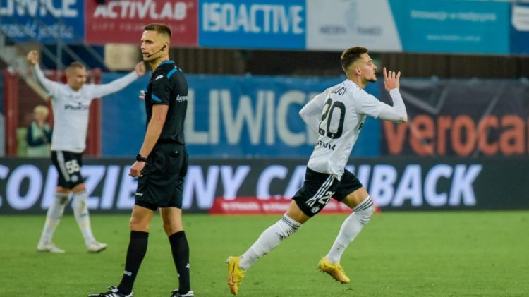 “Mbylle gojën” – Si e kapën kamerat Ernest Mucin duke sharë në gjuhen shqipe trajnerin serb që ia nxiu jetën te Legia