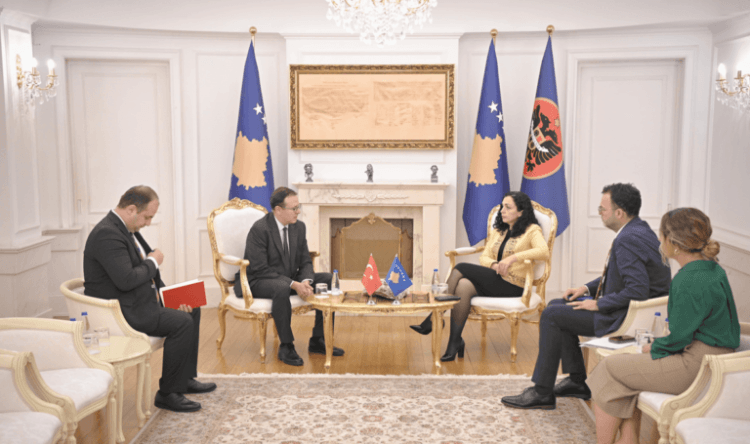 Osmani dhe ambasadori turk flasin për zhvillimet në veri