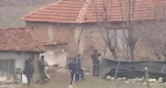 Dyshohet se morën pjesë në vra*jen, tortura e dëbim të popullatës civile – policia jep detaje për arrestimin e tre serbëve në Vushtrri