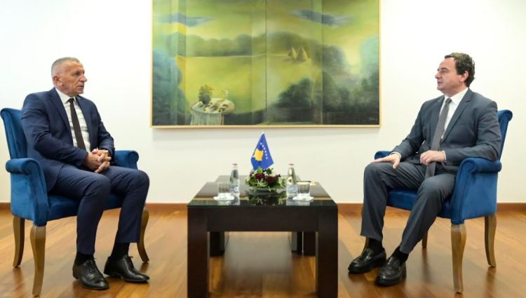 Kurti pret në takim Kamberin, flasin për takimin në Bruksel dhe zhvillimet e fundit në Luginë