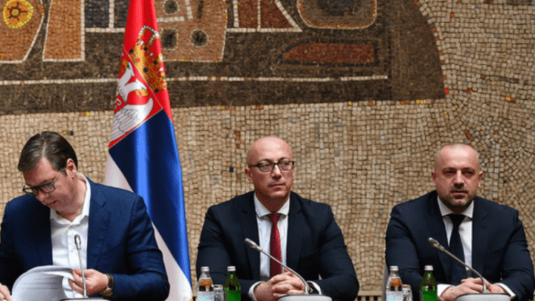 Serbia i rehaton anëtarët e Listës Serbe në institucionet ilegale në Kosovë