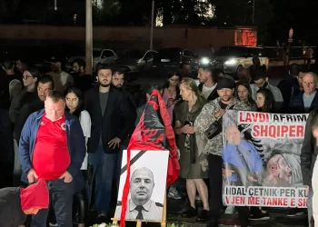 Vrasja e Afrim Bunjakut, qytetarët e Tiranës homazhe në nder të heroit të Kosovës