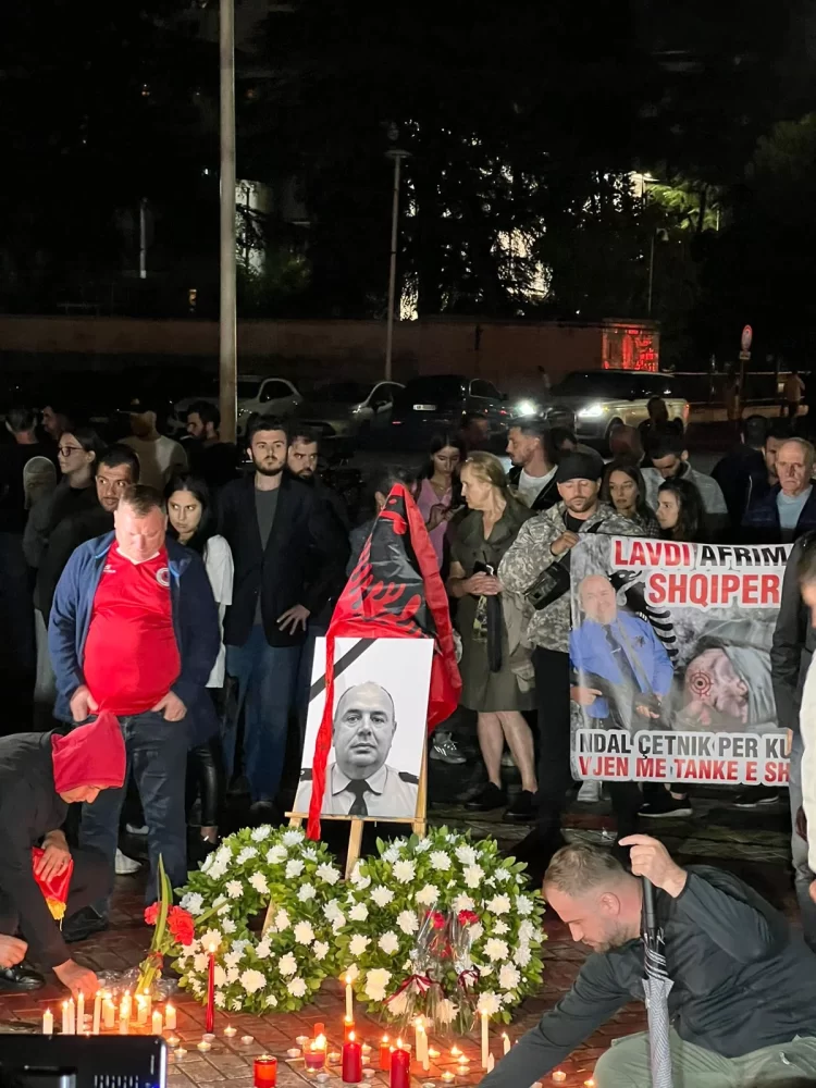 Vrasja e Afrim Bunjakut, qytetarët e Tiranës homazhe në nder të heroit të Kosovës
