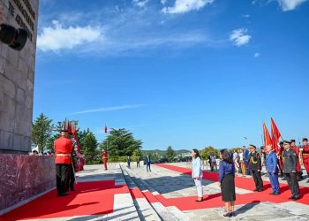 Osmani bën nderime te monumenti “Nëna Shqipëri”