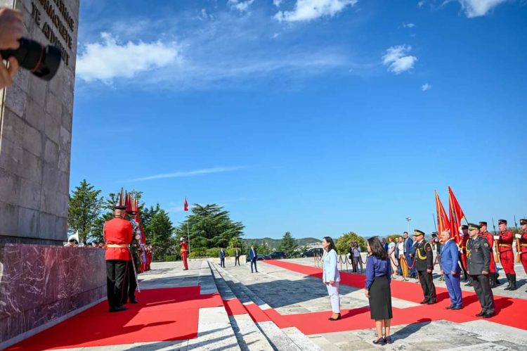 Osmani bën nderime te monumenti “Nëna Shqipëri”