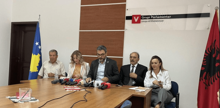 Vetëvendosje me kritika ndaj opozitës: Pati qëllim t’ua prishë disponimin nxënësve – Deklaratat e opozitës, të papranueshme