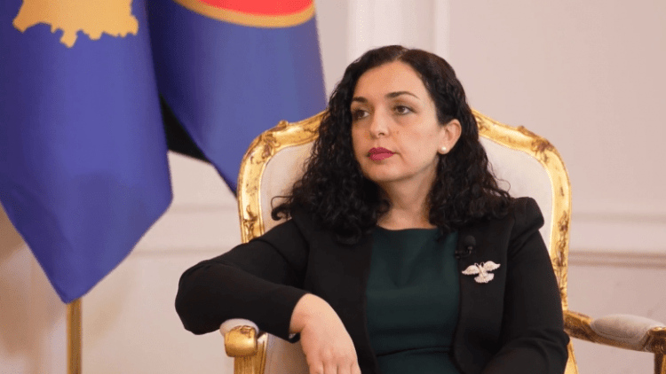 Presidentja Vjosa Osmani nderohet në Berat, merr titullin e lartë “Patron i Kalasë”