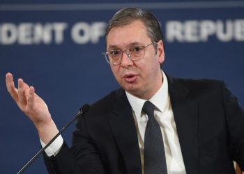Vuçiq thotë se serbët “nuk do të dorëzojnë” ndërtesat në veri të Kosovës