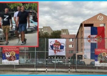 Persona me simbole ruse shpalosin flamuj serbë në veri