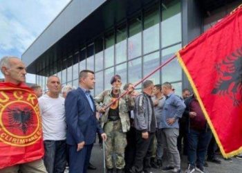 Fillon protesta e OVL e UÇK-së, protestuesit i hedhin telefonat në oborr të EULEX-it (FOTO)
