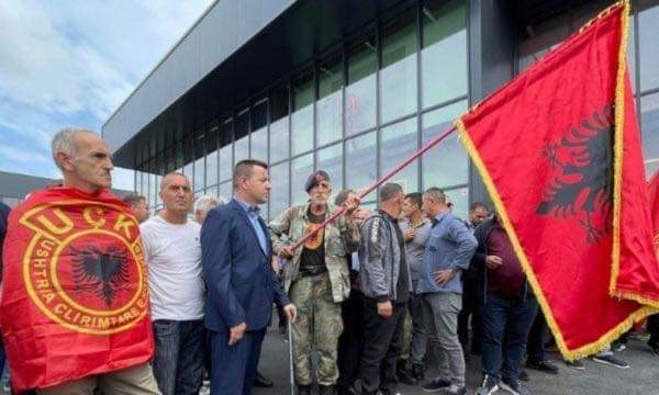 Fillon protesta e OVL e UÇK-së, protestuesit i hedhin telefonat në oborr të EULEX-it (FOTO)