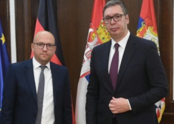 Vuçiq takohet me Sarrazinin, tregon kërkesën që ia shpalosi