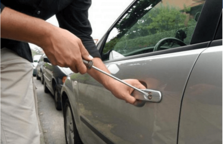 Shtetasit sllovak i dëmtohet dhe i thyhet vetura në Gjakovë