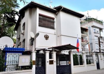 Dëbohen tre diplomat rus nga RMV dhe një prift