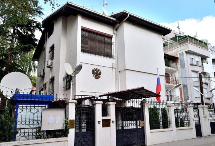 Dëbohen tre diplomat rus nga RMV dhe një prift