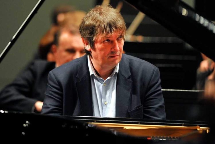 Pianisti rus, i cili bëri thirrje për ndërprerje të energjisë elektrike në Kiev, vjen në një koncert në Beograd