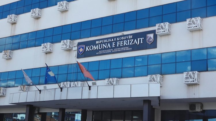 E keqpërdori detyrën zyrtare, ndalohet për 48 orë punëtori i Komunës së Ferizajt
