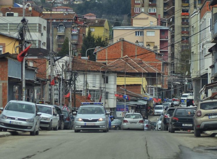 Shpërthim në Lagjen e Boshnjakëve, dëmtohet një automjet