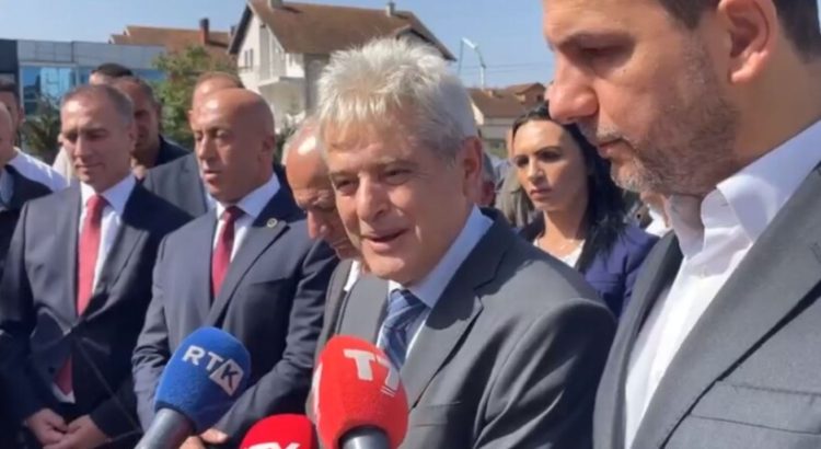 Ali Ahmeti kujton Fehmi dhe Xhevë Lladrovcin: ”Ishin fillimi i ortekut të UÇK-së”