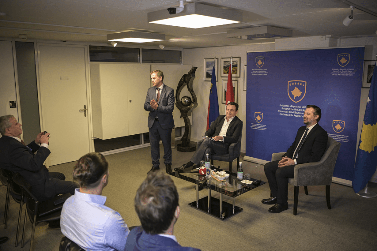 Kurti takohet me kandidatët shqiptarë të partive të ndryshme zvicerane për zgjedhje