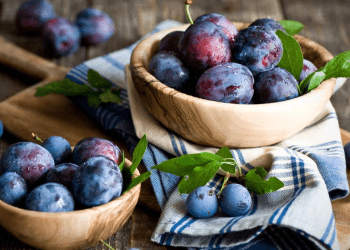 Të mira për tretjen, lëkurën, ulin sheqerin dhe presionin e gjakut – dobitë e shumta nga kumbullat