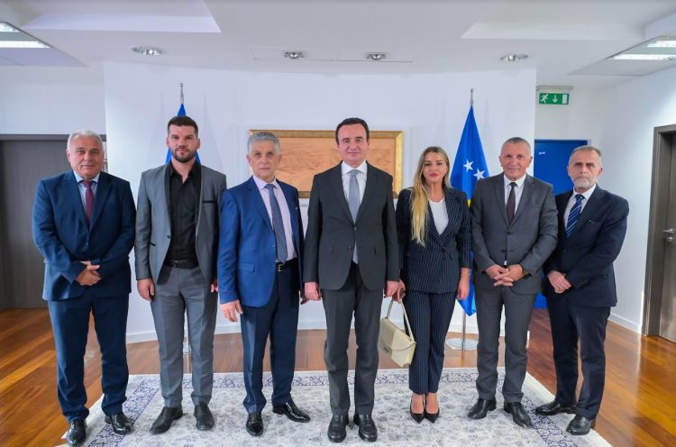 Kurti priti një delegacion të përfaqësuesve politikë të boshnjakëve dhe të shqiptarëve në Serbi