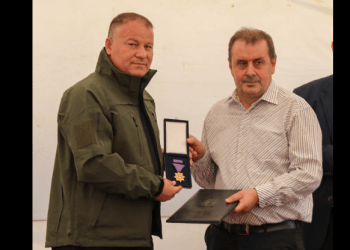 Hoxha i ndau medaljen “Mburojë e Policisë” familjes së heroit Afrim Bunjaku