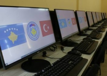 KFOR-i turk ofron pajisje kompjuterike për arsimin në Kosovë