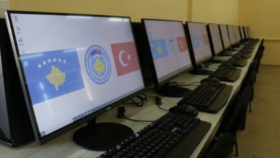 KFOR-i turk ofron pajisje kompjuterike për arsimin në Kosovë
