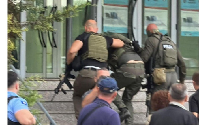 Publikohen pamjet, ja si shoqërohet në statcion policor një nga serbët e arrestuar