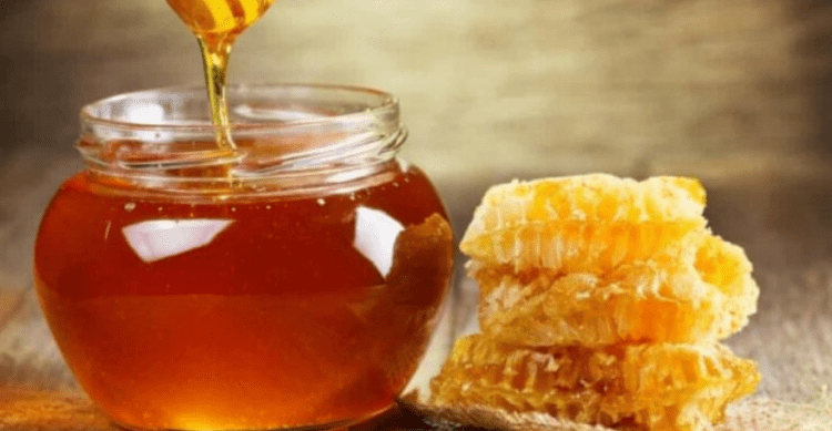 Këtë nuk e keni ditur! Si të përdorni mjaltin që të mos plakeni