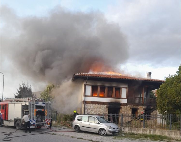 Policia ndalon tre persona për djegien e Muzeut të Muzikës në Gjakovë, i liron pas intervistimit