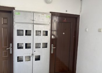 Detaje të reja nga bastisja e Speciales në Prishtinë: Vëllai i dëshmorëve është brenda banesës, nuk i lejohet kontakti me familje