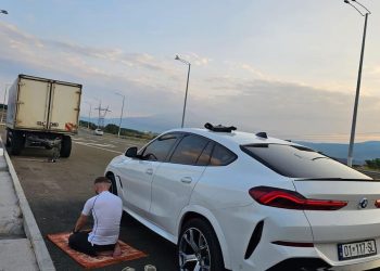 Fero publikon foto duke u falur në rrugë