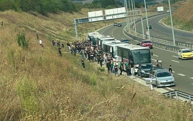 Pesë autobus ndalojnë në shiritin për ndalje emergjente në autostradë, gjobiten nga policia