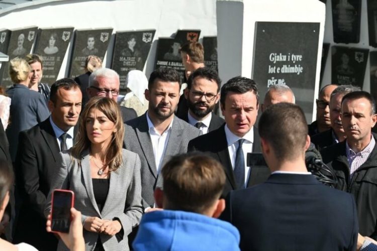 Haxhiu bëri homazhe në përvjetorin e masakrës në familjen Deliu