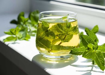 Sa kafeinë përmban çaji i gjelbërt? Çfarë duhet të dini para se ta konsumoni?