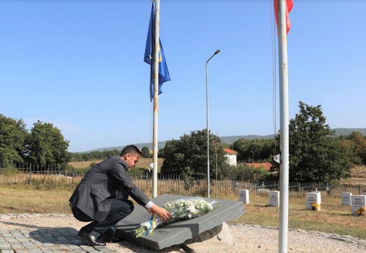 Konjufca nderoi heronjtë Fehmi e Xhevë Lladrovci