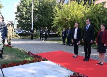 Sulmet e 11 shtatorit: Kurti dhe zëvendësambasadorja amerikane bëjnë homazhe te pllaka përkujtimore “Kosova Kujton”
