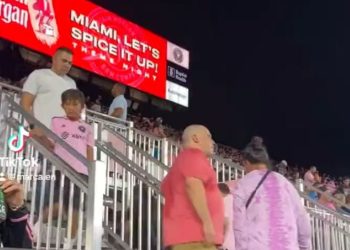 Messi nga fusha në minutën e 37-të, së bashku me të edhe tifozët në tribuna